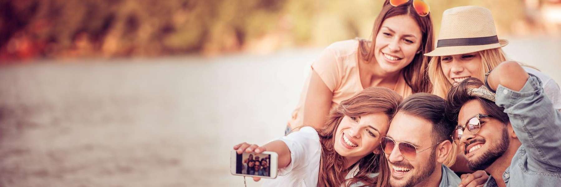 A group of friends taking a selfie on the beach | dentist 33510
