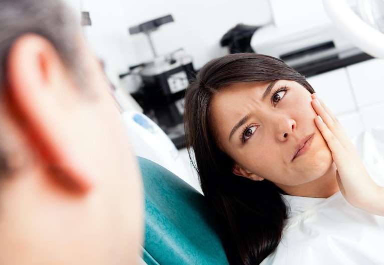 woman with a toothache in brandon fl